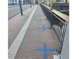 Unbekannter sprüht Kreuze auf Brücke