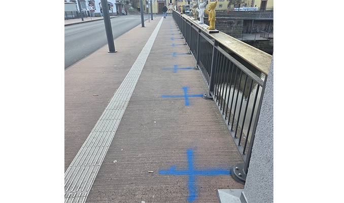 Unbekannter sprüht Kreuze auf Brücke