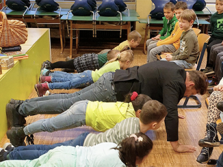 Lesung mit Schatzkiste und Liegestützen