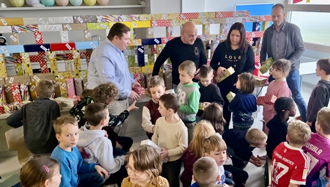 Ragucci GmbH verteilt 870 Nikolaus-Geschenke