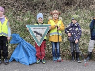 Generationenübergreifender Einsatz beim Dorfputz