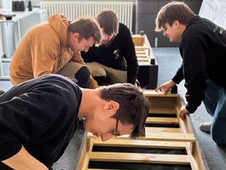 Mosca-Azubis bauen Möbel auf