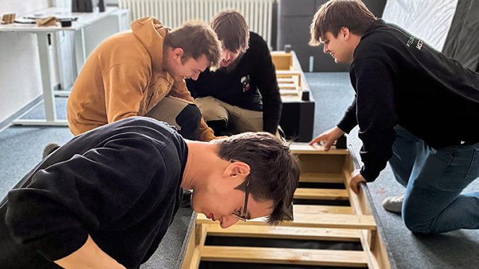 Mosca-Azubis bauen Möbel auf