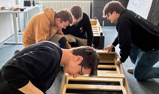 Mosca-Azubis bauen Möbel auf