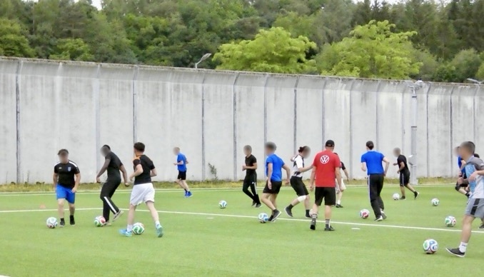DFB-Mobil begeistert hinter Gittern