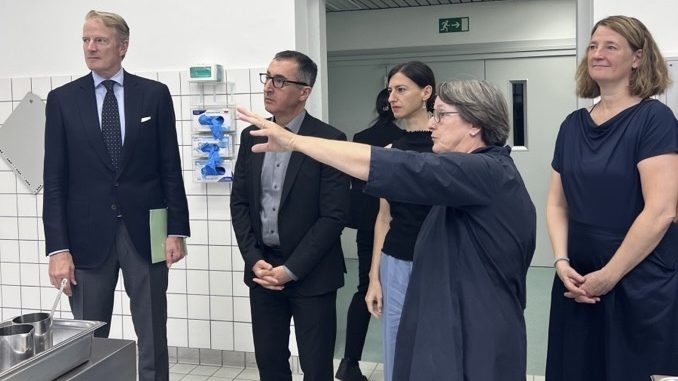 Özdemir besucht Gewaltschutzambulanz