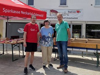 Drei Personen vor dem Mehrgenerationen-Treff Osterburken am Bücherstand.