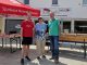 Drei Personen vor dem Mehrgenerationen-Treff Osterburken am Bücherstand.