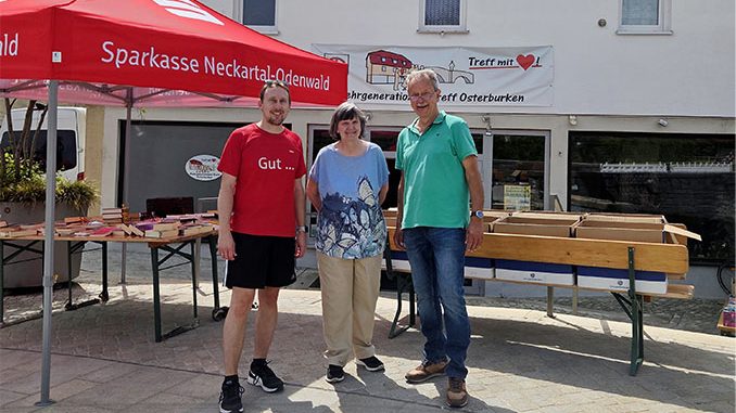 Drei Personen am Sparkasse-Stand des Mehrgenerationentreffs Osterburken.
