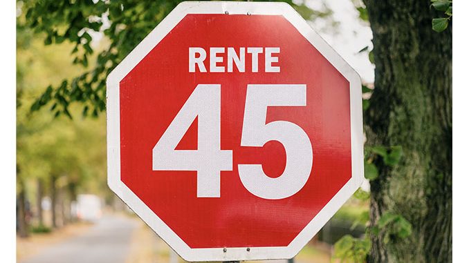 Stoppschild mit der Aufschrift Rente 45 vor grünem Hintergrund.