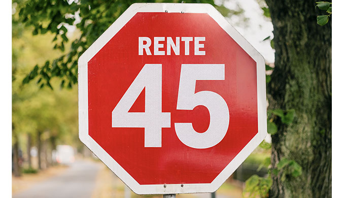Stoppschild mit der Aufschrift Rente 45 vor grünem Hintergrund.
