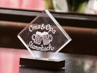 Acrylschild 'Oma & Opa Stammtisch' mit gravierten Bierkrügen.