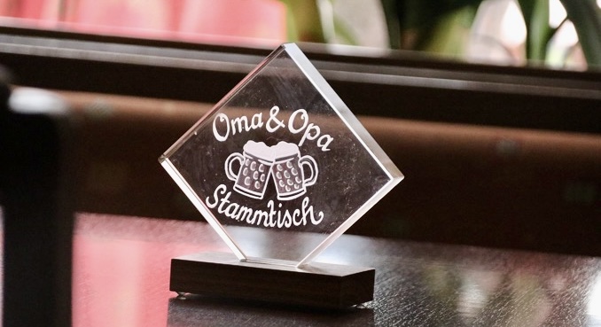 Acrylschild 'Oma & Opa Stammtisch' mit gravierten Bierkrügen.