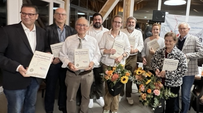 Personen präsentieren das Buch „Der Mundartweg im Dreiländereck“.