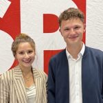 Generationswechsel bei der SPD Neckar-Odenwald Zwei junge Personen lächelnd vor einem SPD-Hintergrund.