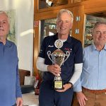 Konstanz zahlt sich aus Drei Männer posieren lächelnd mit einem Wanderpokal.