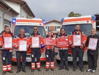 Personen, rettungsfahrzeuge, Plakate